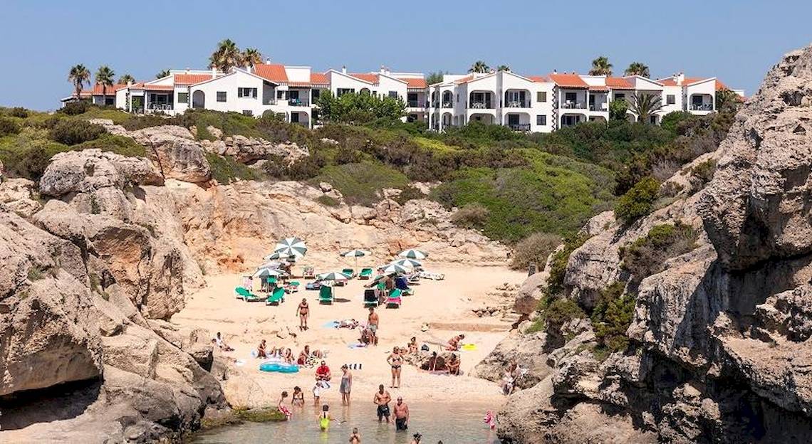 Aussicht auf das Roc Barlovento Hotel mit vielen Gästen auf dem Strand