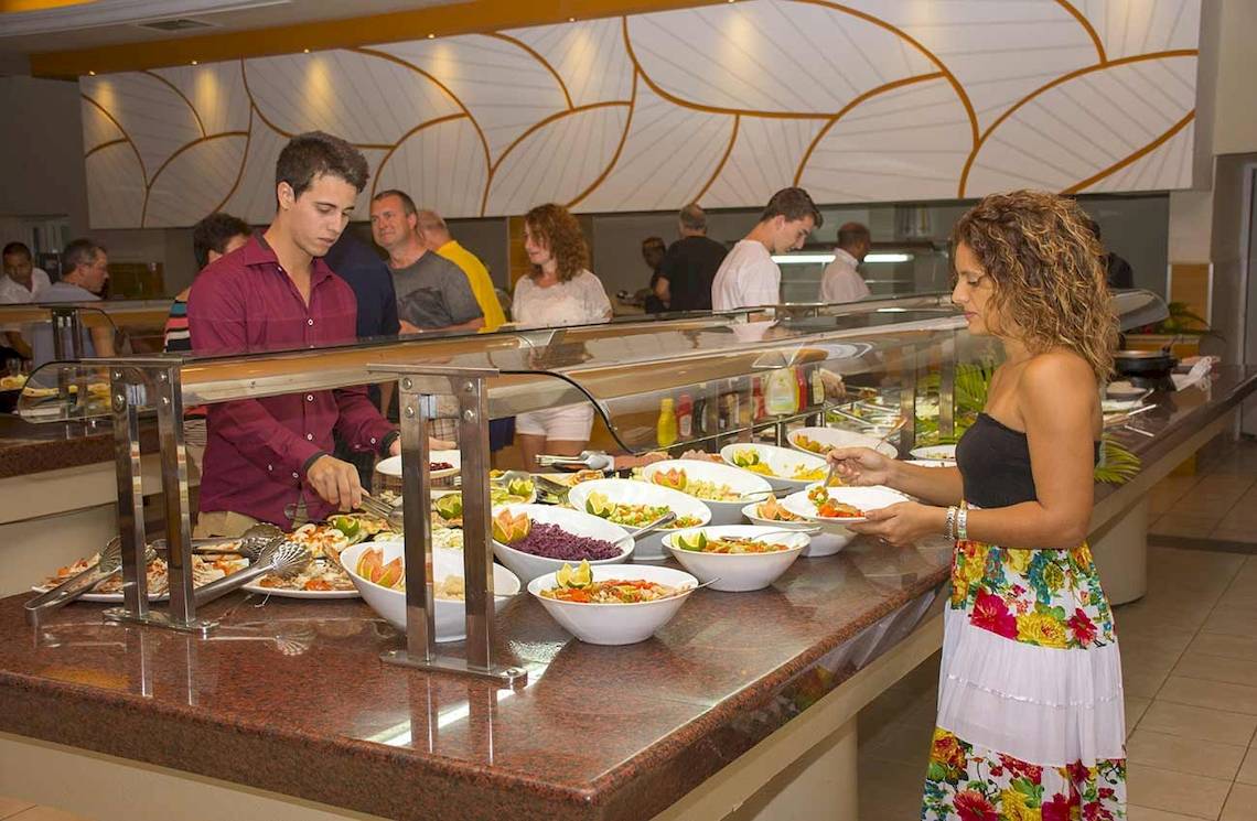 Besucher am Buffet des Roc Barlovento Hotels, verschiedene Gerichte in weißen Schüsseln.