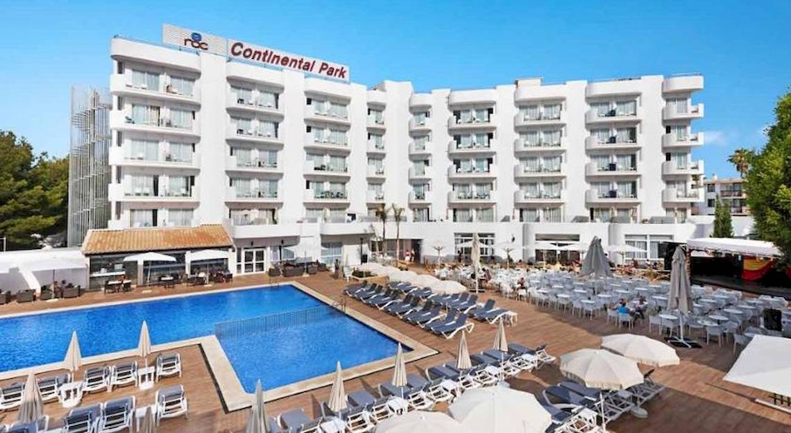 Außenansicht des Roc Barlovento Continental Park Hotels mit Swimmingpool und Sonnenliegen.