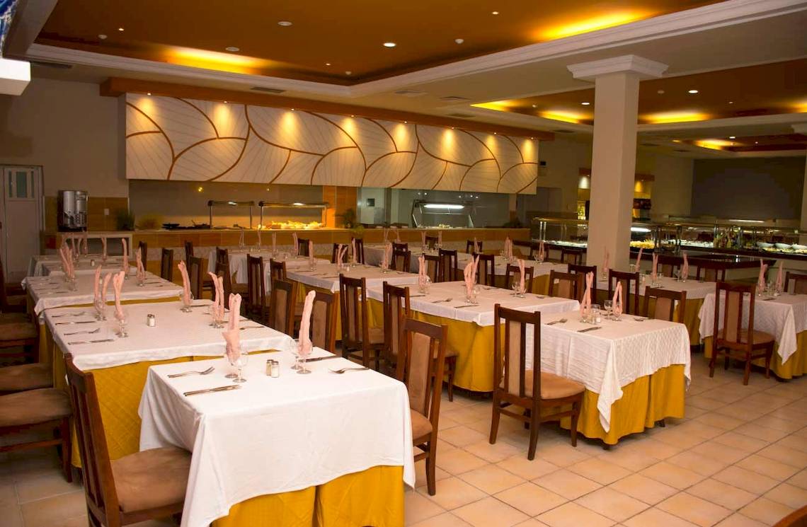 Restaurant des Roc Barlovento Hotels mit gedeckten Tischen und gelben Tischdecken.