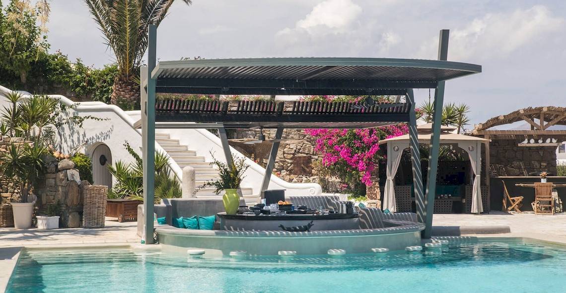 Poolbar des Kivotos Mykonos Hotels mit Sitzgelegenheiten und Pflanzen.