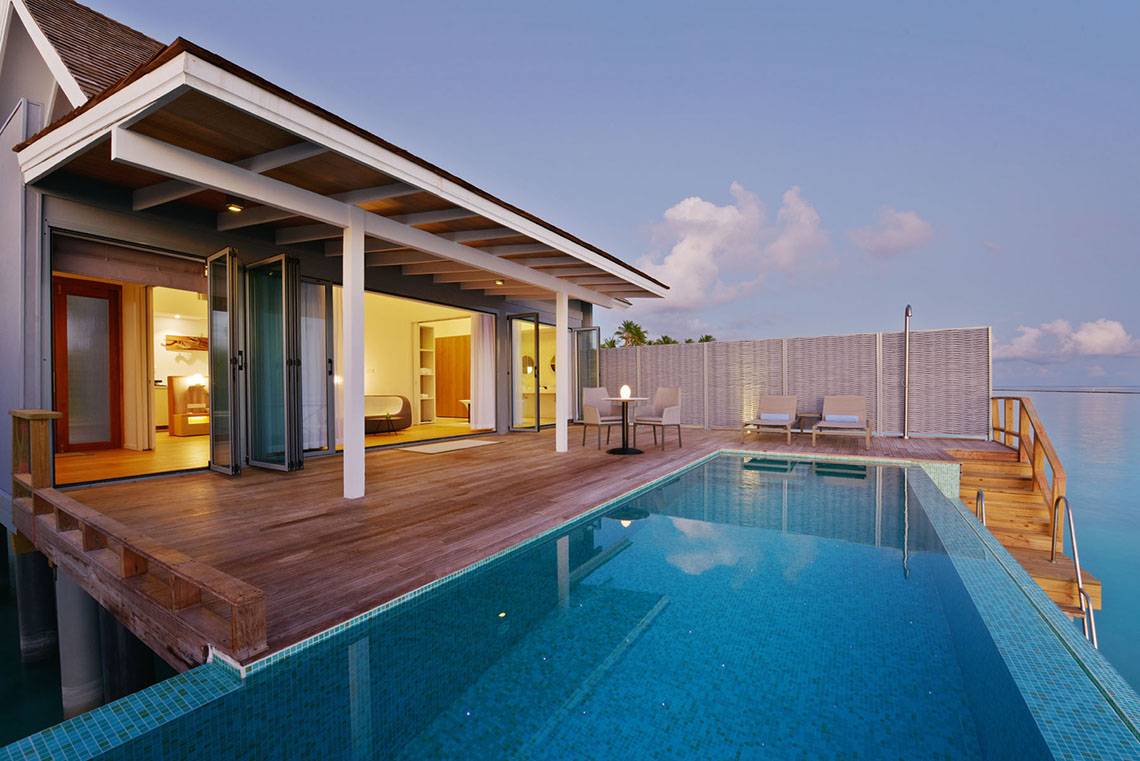 Außenpool mit Terrasse und Loungebereich im Kuramathi Maldives Hotel.