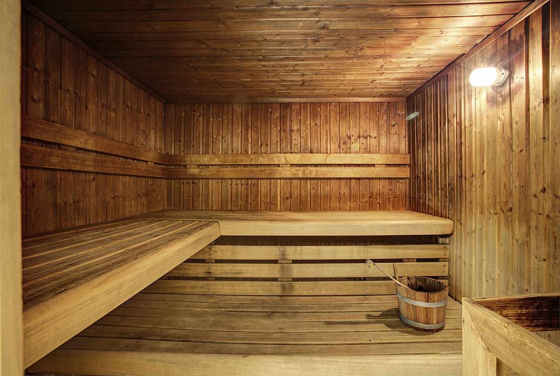 Sauna im Candia Maris Resort & Spa mit Holzwänden und Bänken