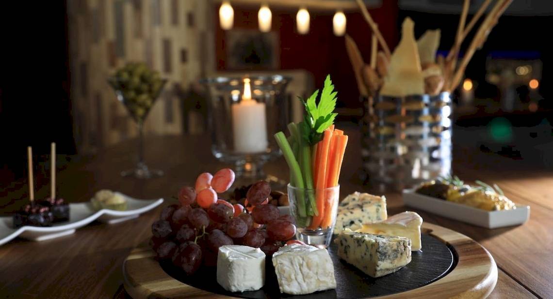 Holzplatte mit Käse, Obst und Gemüse im La Pirogue Mauritius.