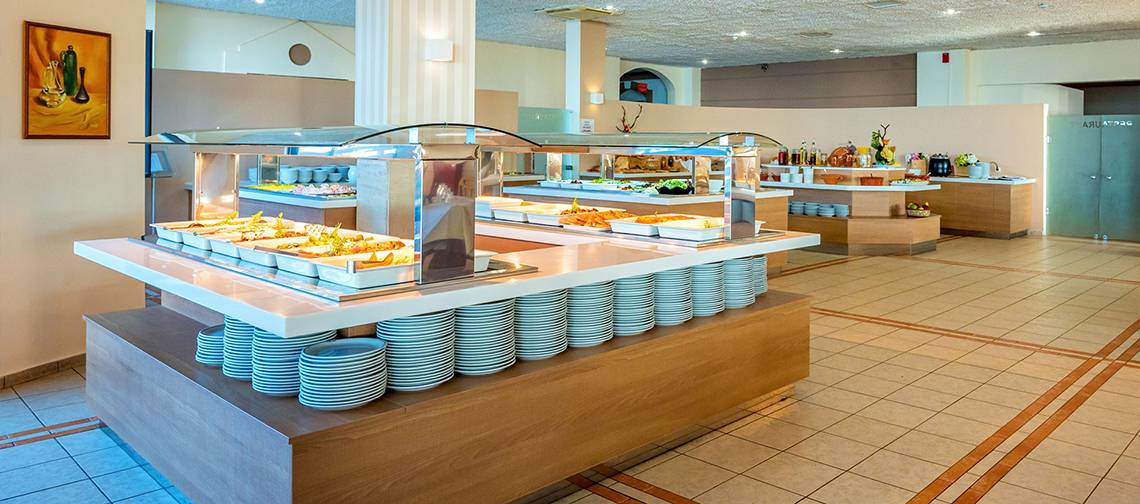 Buffetbereich im Themis Beach Hotel mit verschiedenen Speisen auf servierplatten.