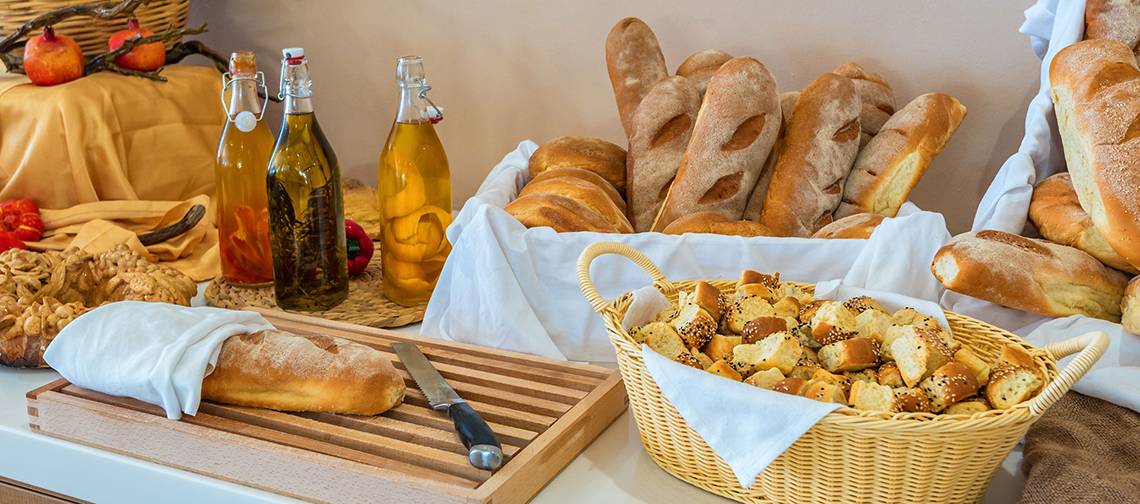 Brotkorb und verschiedene Brotsorten auf einem Tisch im Themis Beach Hotel.