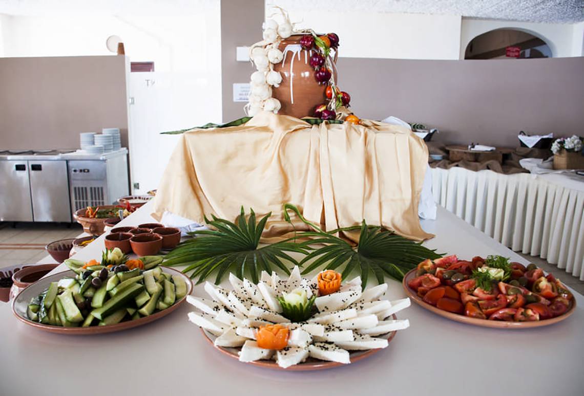 Buffet-Tisch im Themis Beach Hotel mit verschiedenen Gerichten.