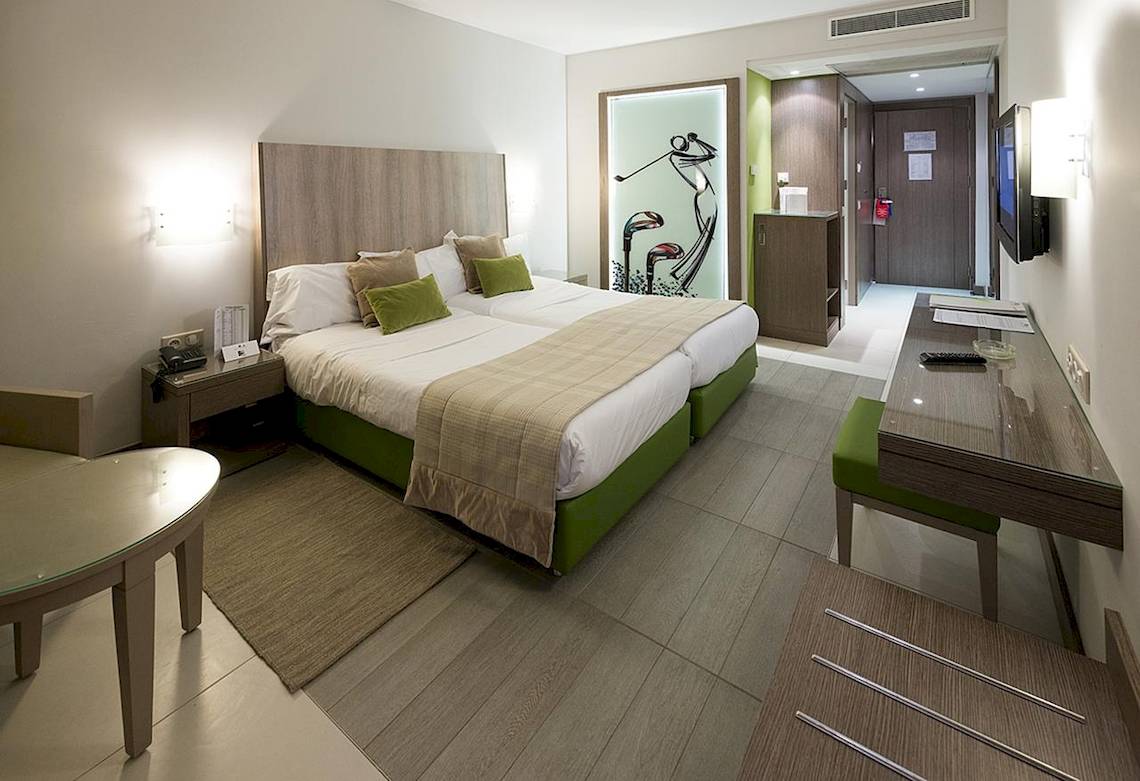 Doppelbettzimmer im Green Palm Hotel mit grünen Akzenten und modernem Design.