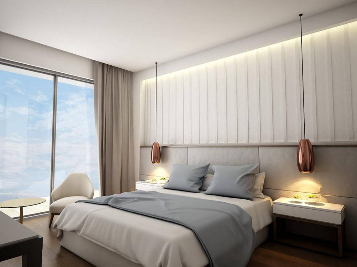Schlafzimmer im NissiBlu Beach Resort mit einem großen Bett und einem Fenster mit Aussicht auf den Himmel.