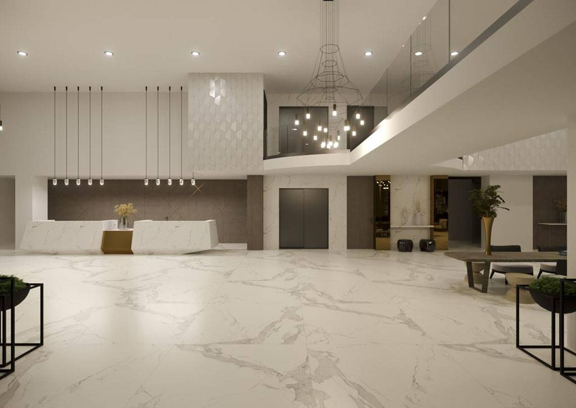 Lobby des NissiBlu Beach Resorts mit Marmorboden und moderner Einrichtung.