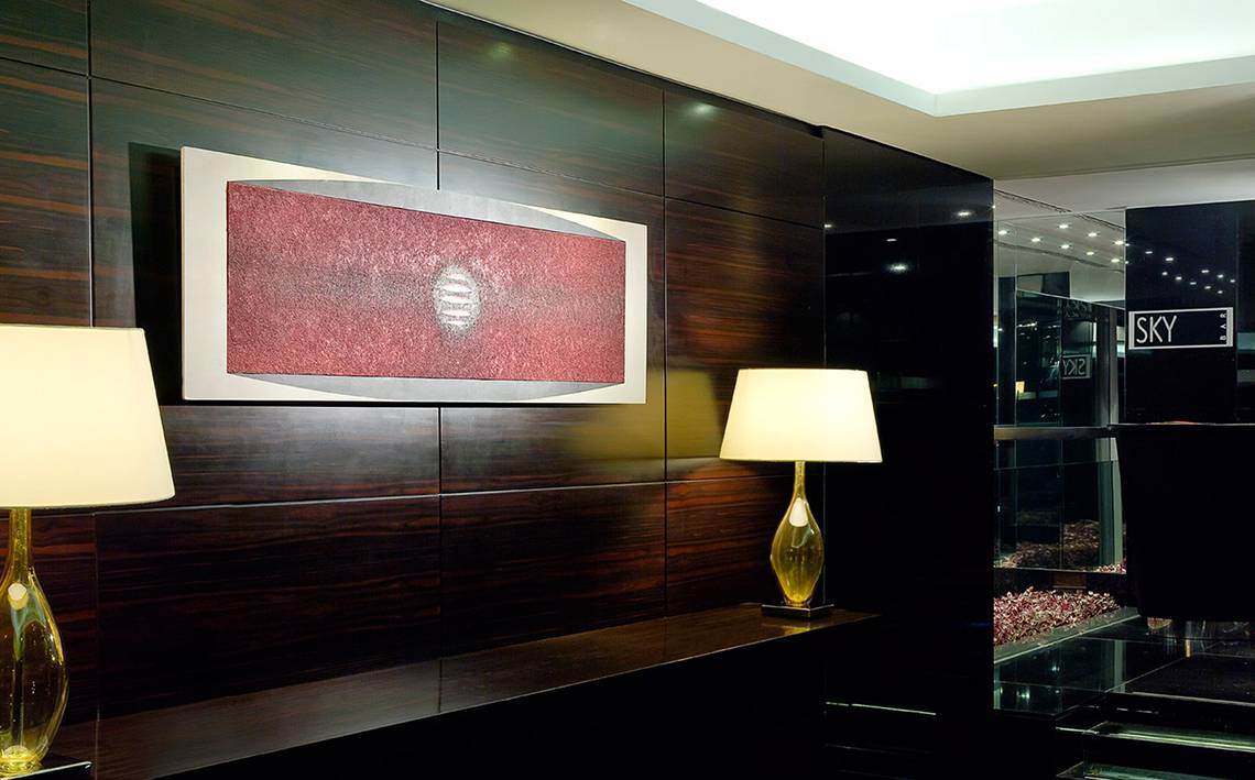Innenraum des Swissotel Buyuk Efes Izmir mit Wanddekoration, Tischlampen und Sky Bar Schild