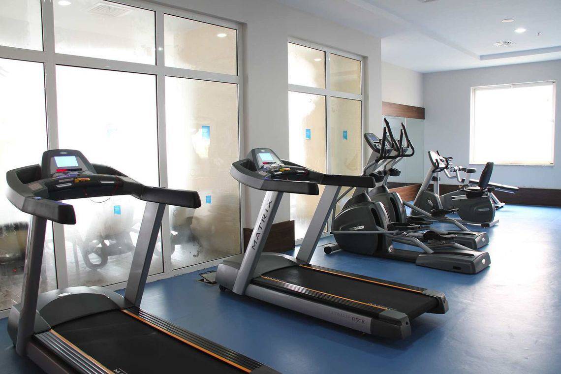 Fitnesscenter mit Laufbändern und Crosstrainern im Adalya Ocean Deluxe Hotel.