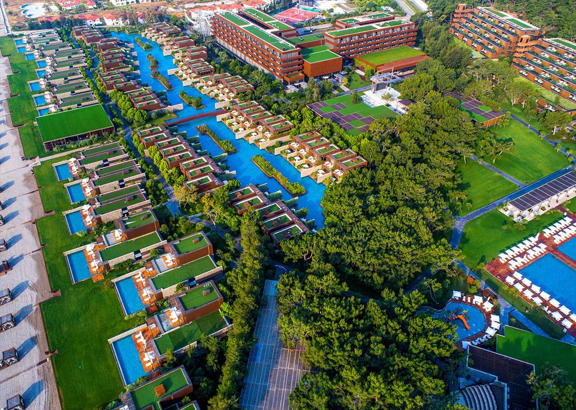 Luftaufnahme des Maxx Royal Kemer Resorts mit Pools, Gebäuden und Gärten.