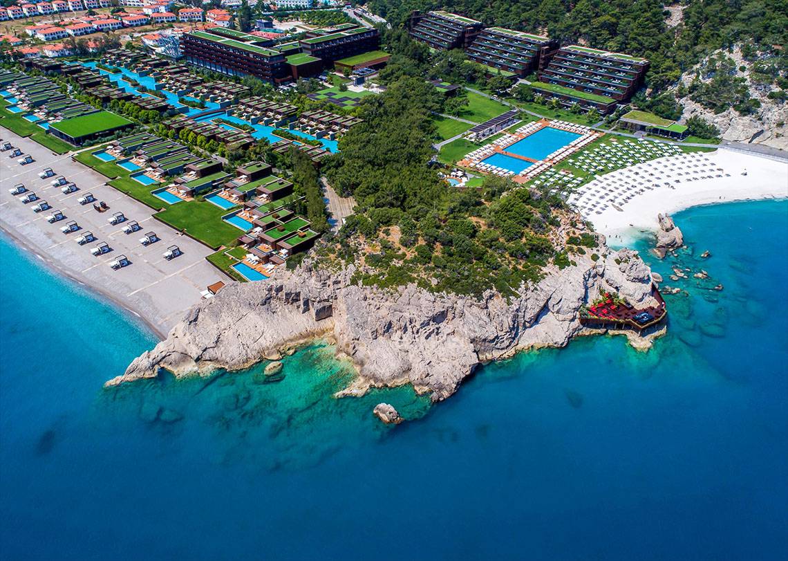 Luftaufnahme des Maxx Royal Kemer Resorts mit Pools, Gebäuden und Strand
