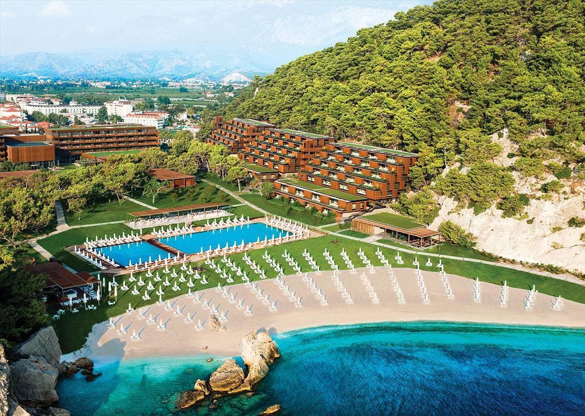 Luftaufnahme des Maxx Royal Kemer Resorts mit Swimmingpools und Strand