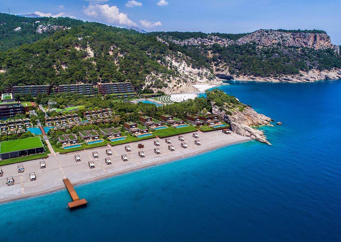 Luftbild des Maxx Royal Kemer Resorts mit Strand, Pools und Klippen am Meer