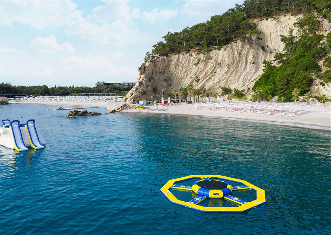 Luftaufnahme des Maxx Royal Kemer Resorts mit Wasserrutsche und Strand