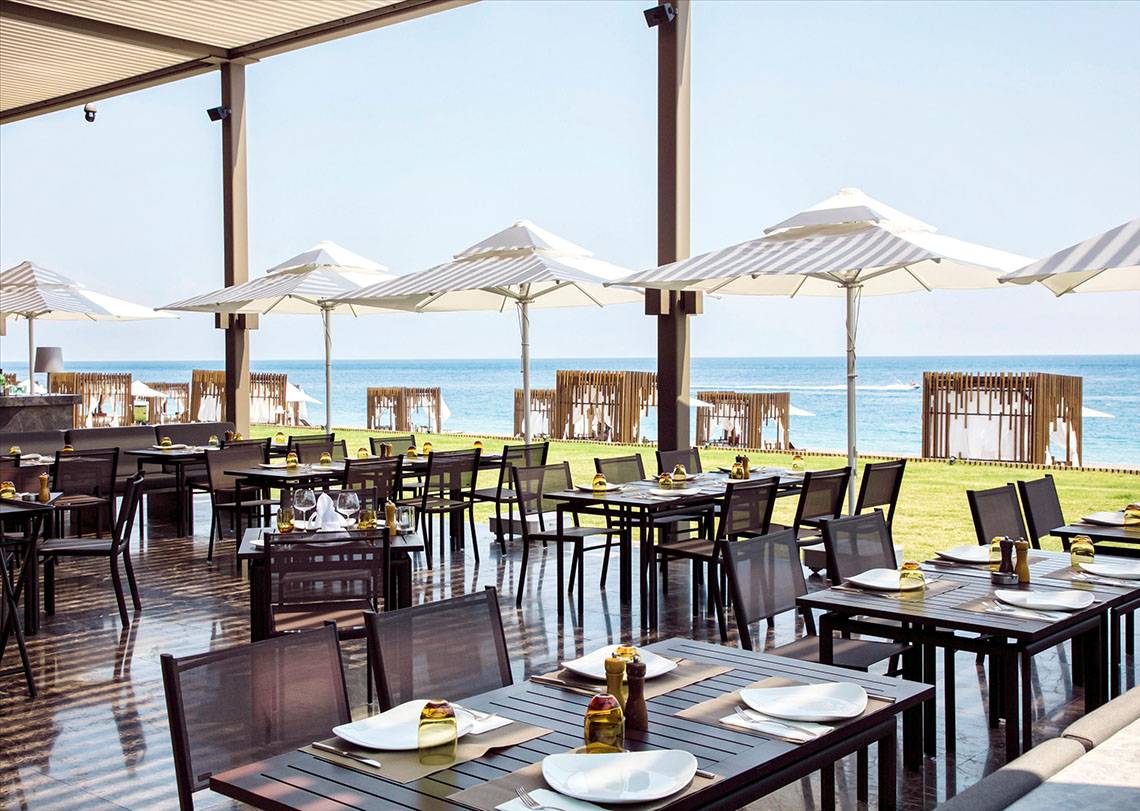 Außenrestaurant des Maxx Royal Kemer Resorts mit Blick auf den Ozean.