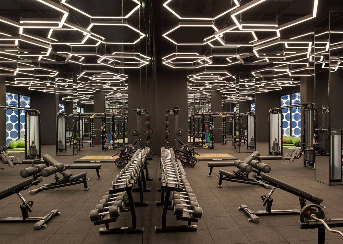 Fitnessstudio im Maxx Royal Kemer Resort mit verschiedenen Geräten und einer gemusterten Decke.