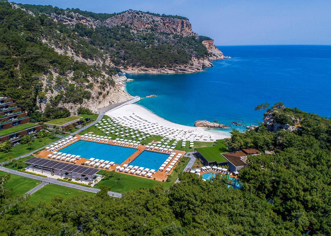 Luftaufnahme des Maxx Royal Kemer Resorts mit Pool und Strand