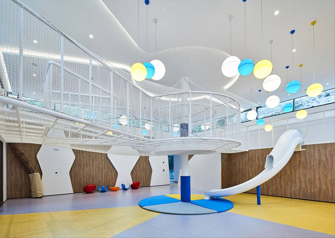 Kinderspielplatz im Maxx Royal Kemer Resort mit Rutsche und Hängebrücke.