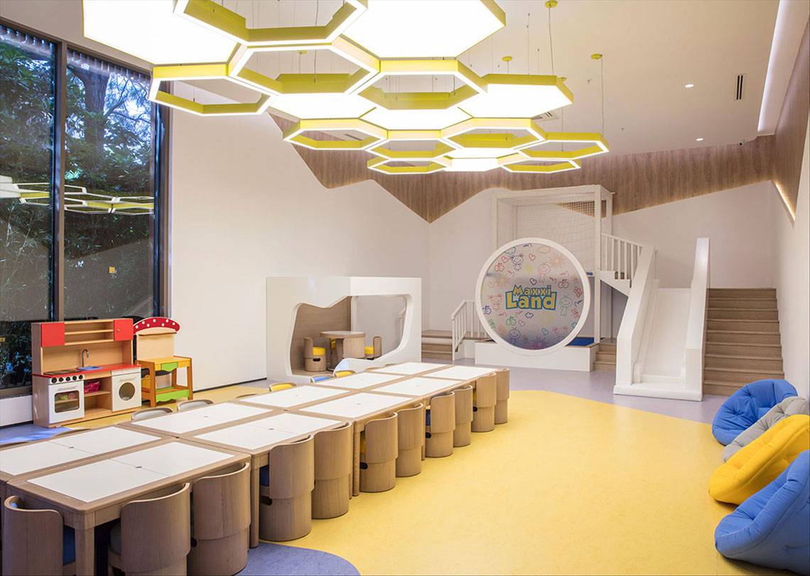 Innenansicht des Kinderbereichs im Maxx Royal Kemer Resort mit heller Beleuchtung und Spielgeräten.