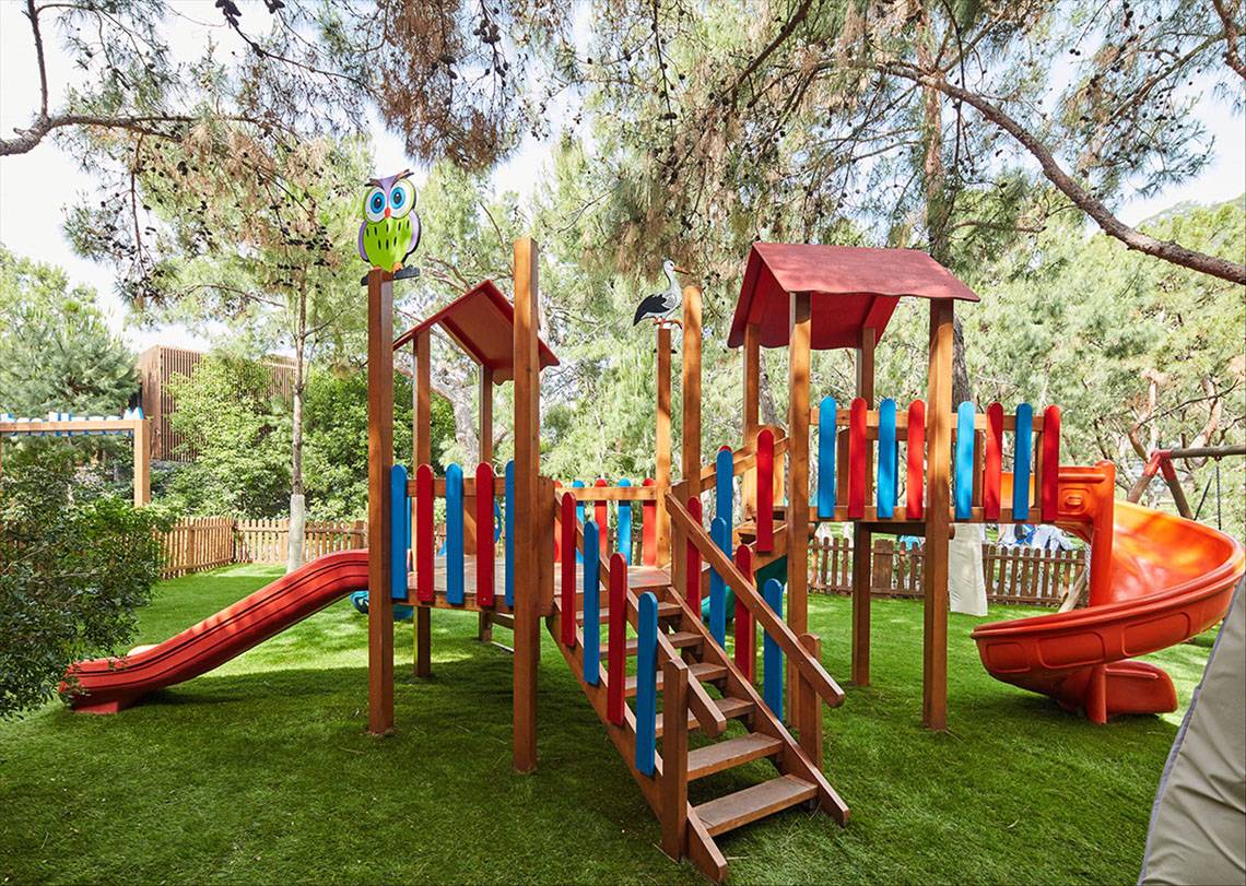 Kinderspielplatz im Maxx Royal Kemer Resort mit Rutschen und Klettergerüst