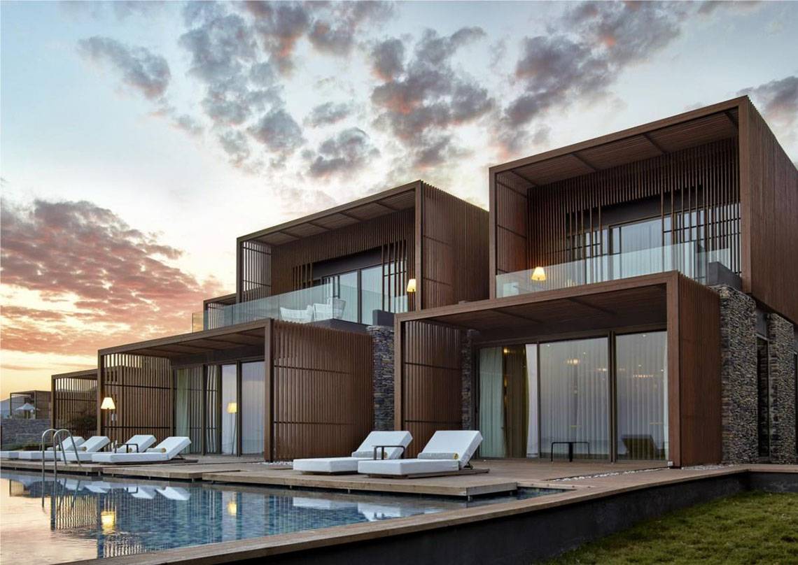 Außenbereich des Maxx Royal Kemer Resorts mit modernen Gebäuden und Swimmingpool