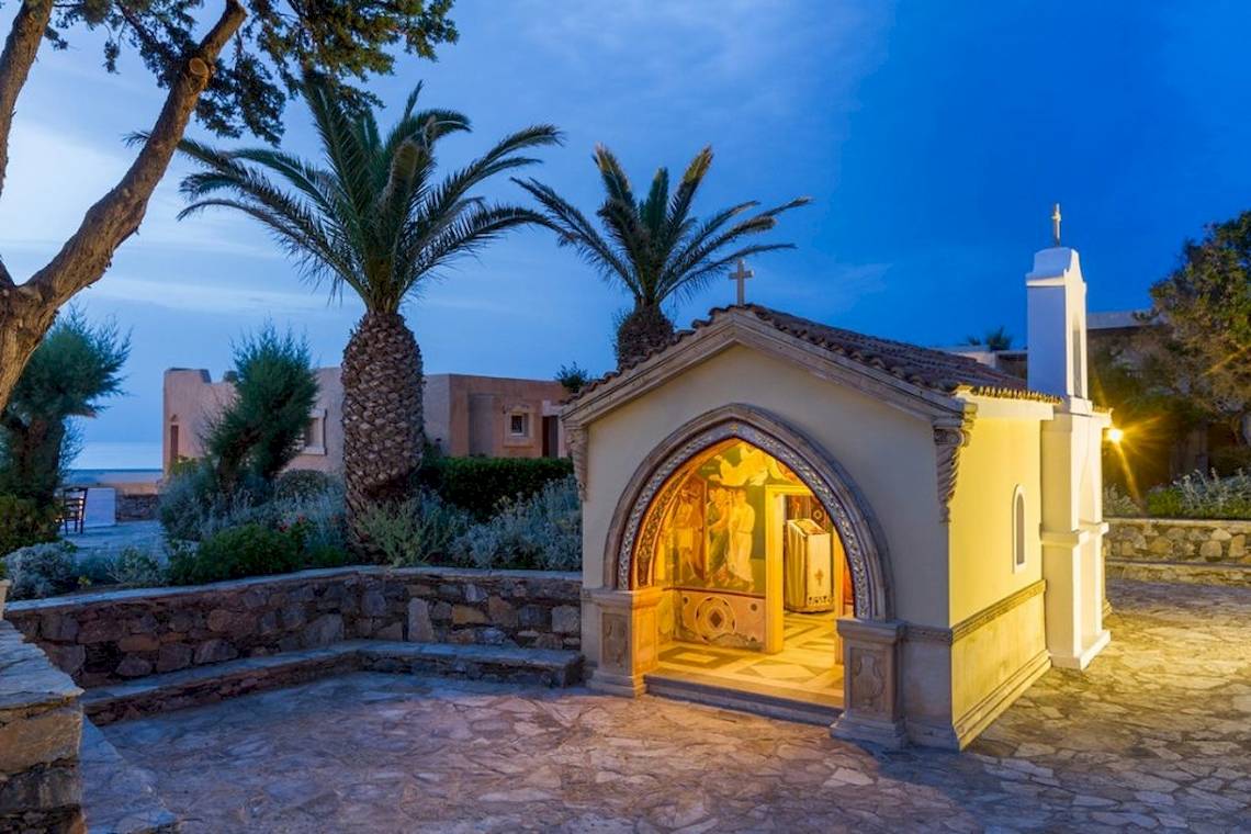 Aquila Rithymna Beach Kapelle bei Abend mit beleuchtetem Innenraum