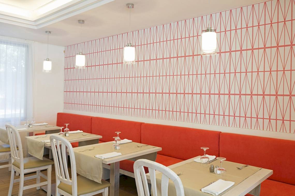 Essbereich des HSM Venus Playa Hotels mit roten und weißen Musterwand