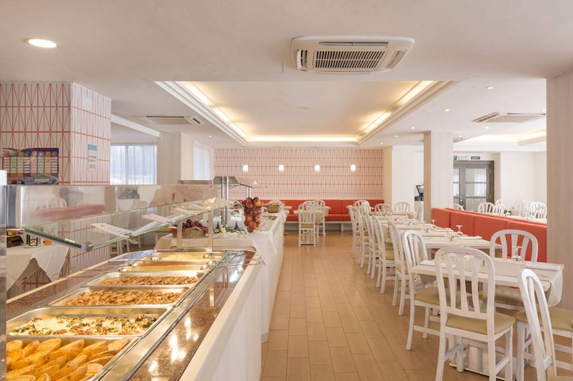 Innenansicht des Restaurants im HSM Venus Playa Hotel mit Buffet und Tischen.