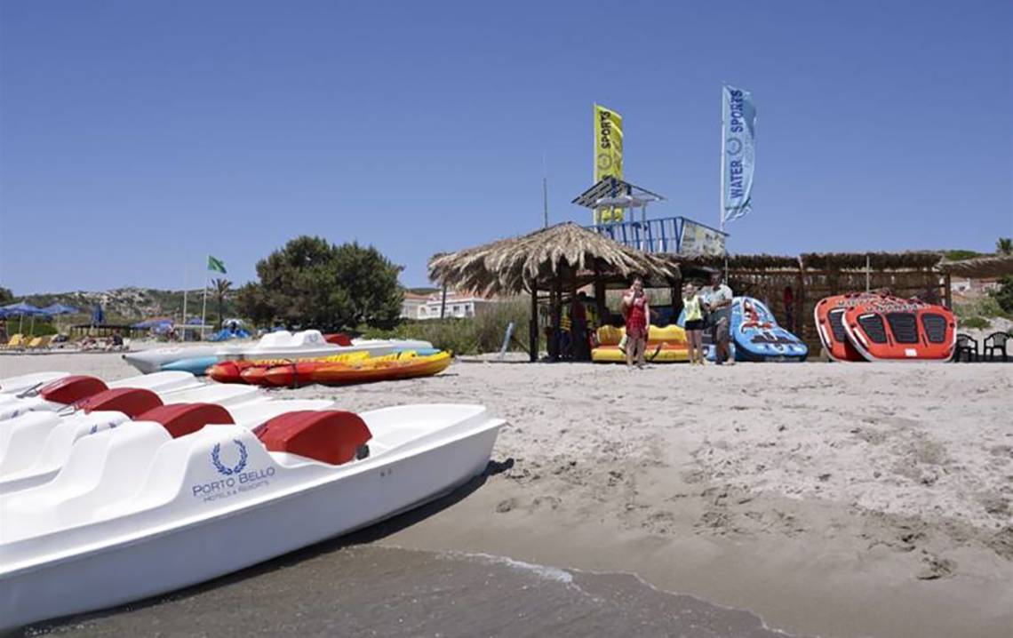 Strand mit Booten und Verkaufsstand des Porto Bello Royal Hotels