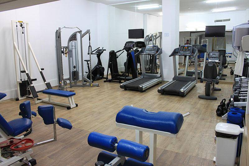 Fitnesscenter im Crystal Springs Beach Hotel mit Laufbändern, Hanteln und Trainingsgeräten.