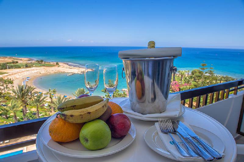 Aussicht von der Terrasse des Crystal Springs Beach Hotels mit Früchten und Getränken.