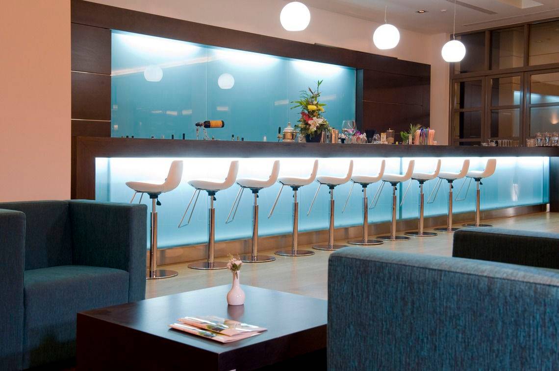 Sitzbereich im Hotel-Lobby mit Bar und Sesseln, Astir Odysseus Kos Resort & Spa