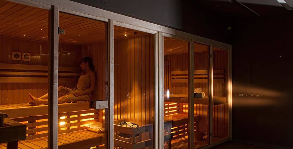 Eine Person entspannt sich in der Sauna des Aqua Blu Boutique Hotels.