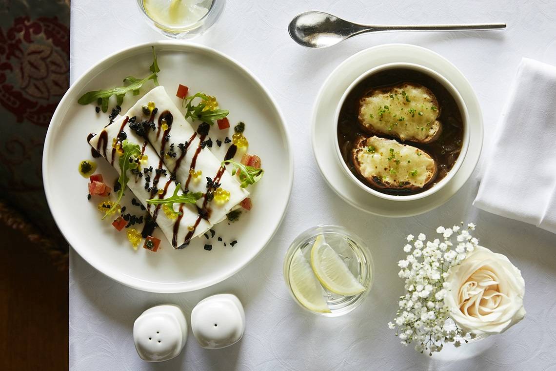 Teller mit Gericht und Suppe im Jumeirah Zabeel Saray