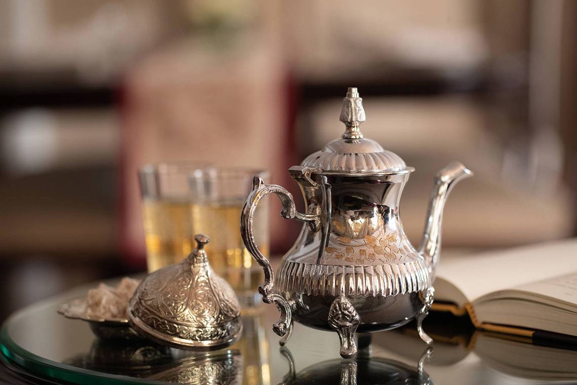 Silberner Teeservice auf Glastisch im Jumeirah Zabeel Saray Hotel