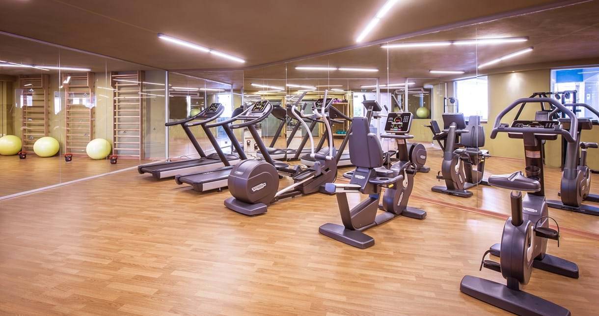 Fitnessraum im Fodele Beach & Water Park Holiday Resort mit verschiedenen Geräten und Trainingsbereichen.