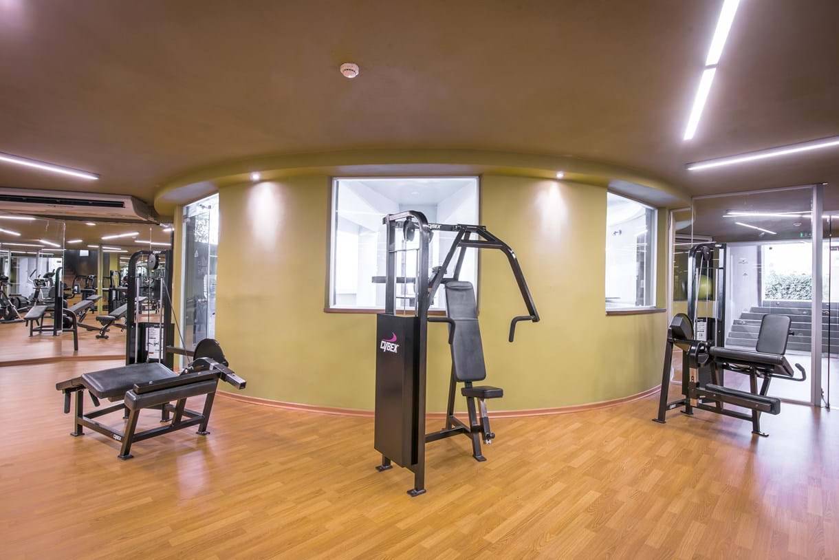 Fitnessbereich im Fodele Beach & Water Park Holiday Resort mit verschiedenen Trainingsgeräten.