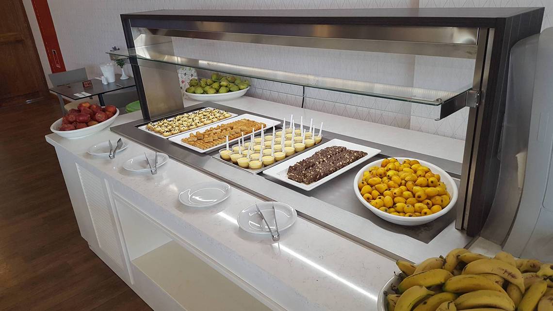 Frühstücksbuffet im Aktea Beach Village Hotel mit verschiedenen Gebäcken, Früchten und Desserts.