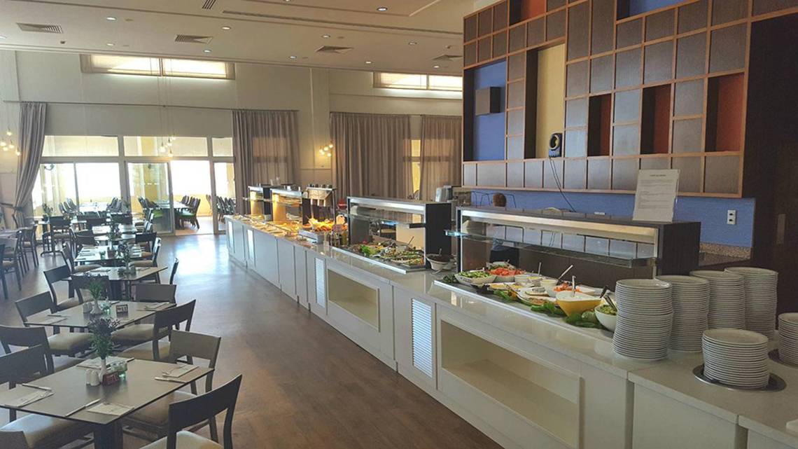 Buffetbereich im Aktea Beach Village Hotel mit vielen Speisen und vollen Tellern.