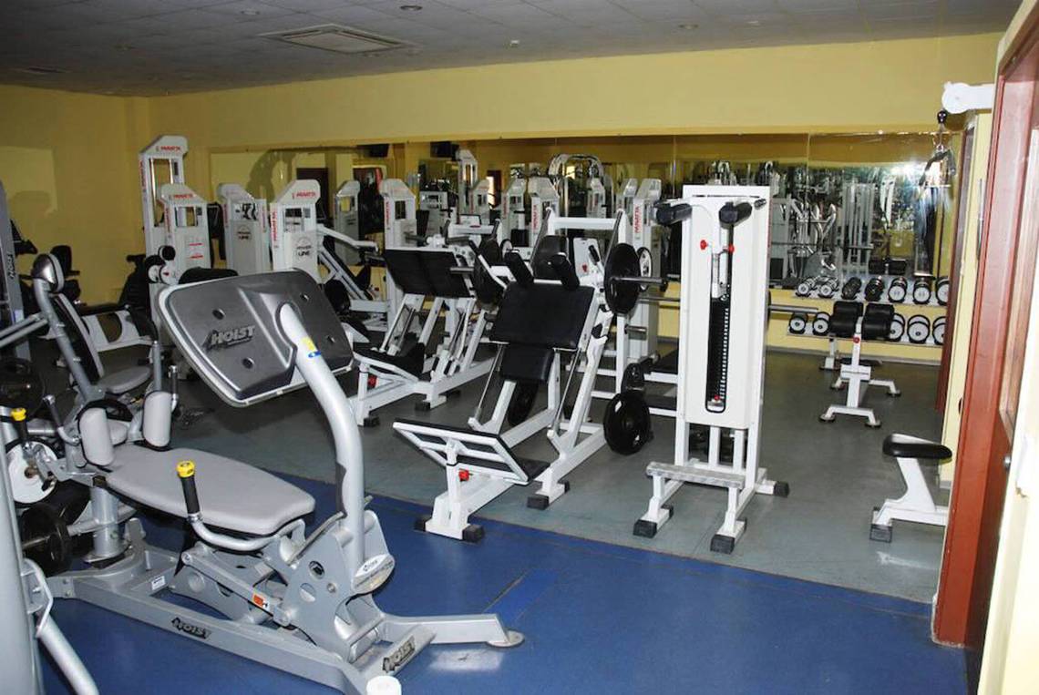 Fitnessstudio im Aktea Beach Village Hotel mit verschiedenen Trainingsgeräten