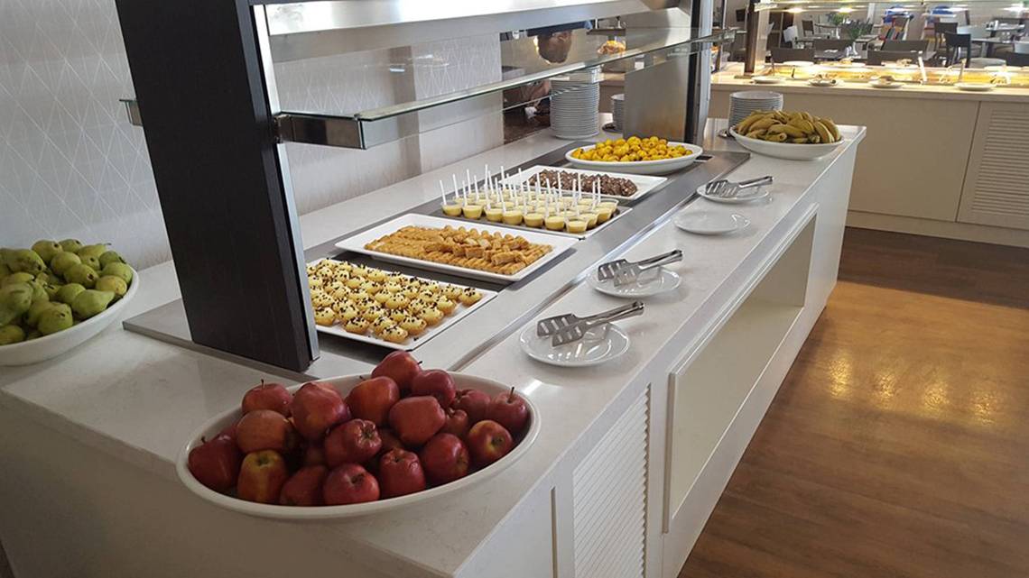 Buffet im Aktea Beach Village Hotel mit verschiedenen Speisen und Früchten.