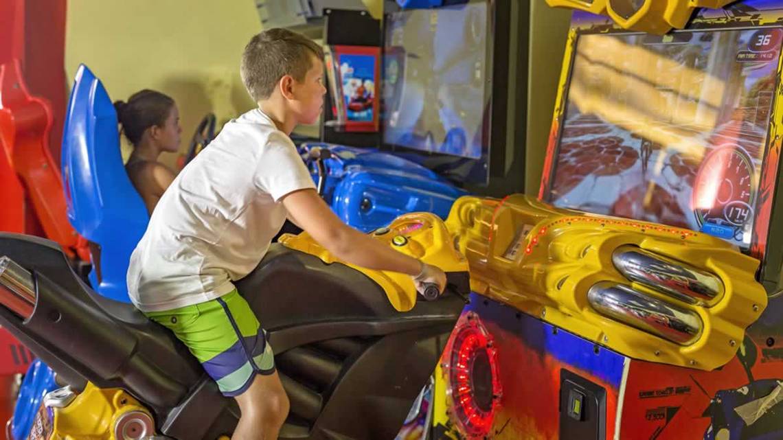 Ein Junge spielt einen Motorradsimulator im Royal Wings Hotel.