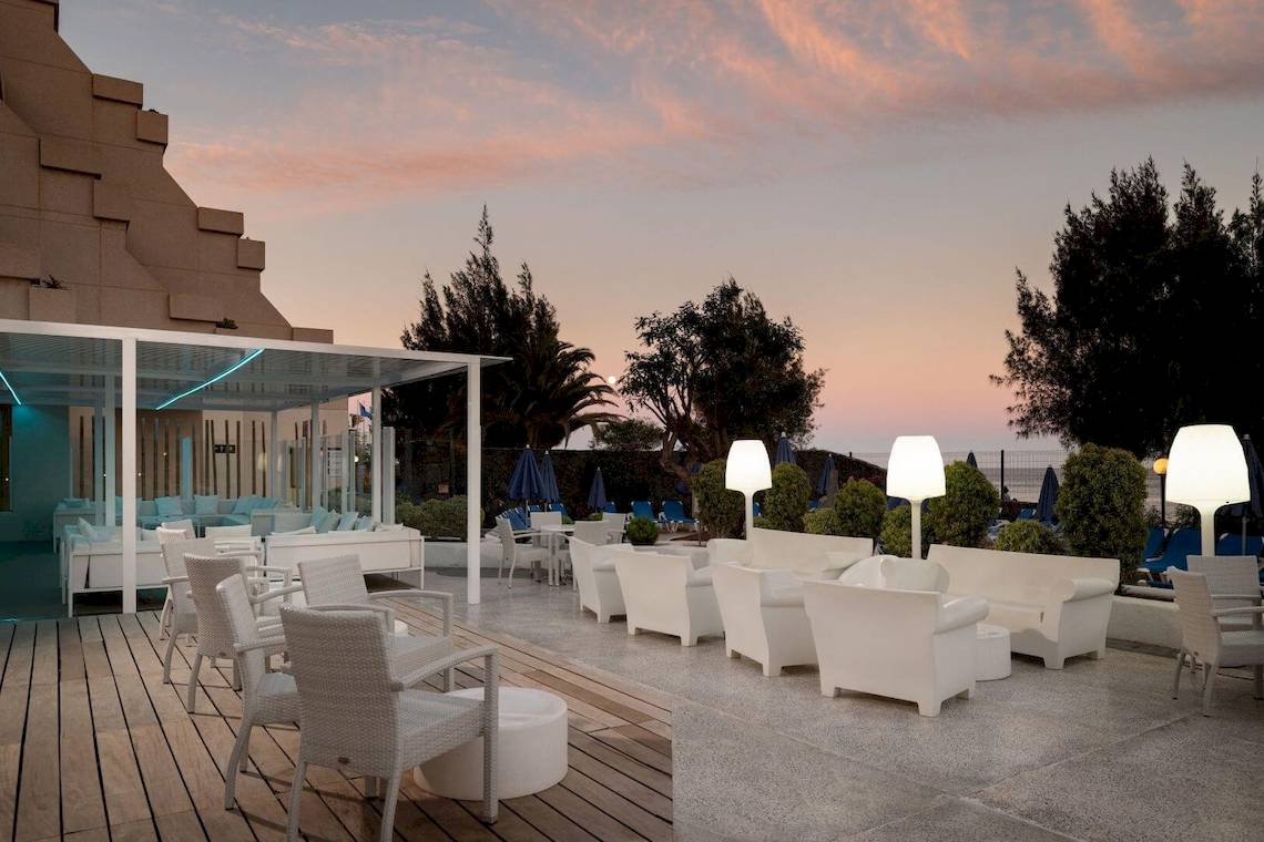Terrasse des Grand Teguise Playa Hotels mit weißen Möbeln und Lampen