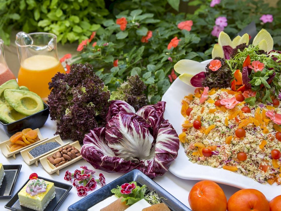 Gesundes Frühstücksbuffet im Cosmopolitan Hotel mit verschiedenen Salaten, Früchten und Nüssen.