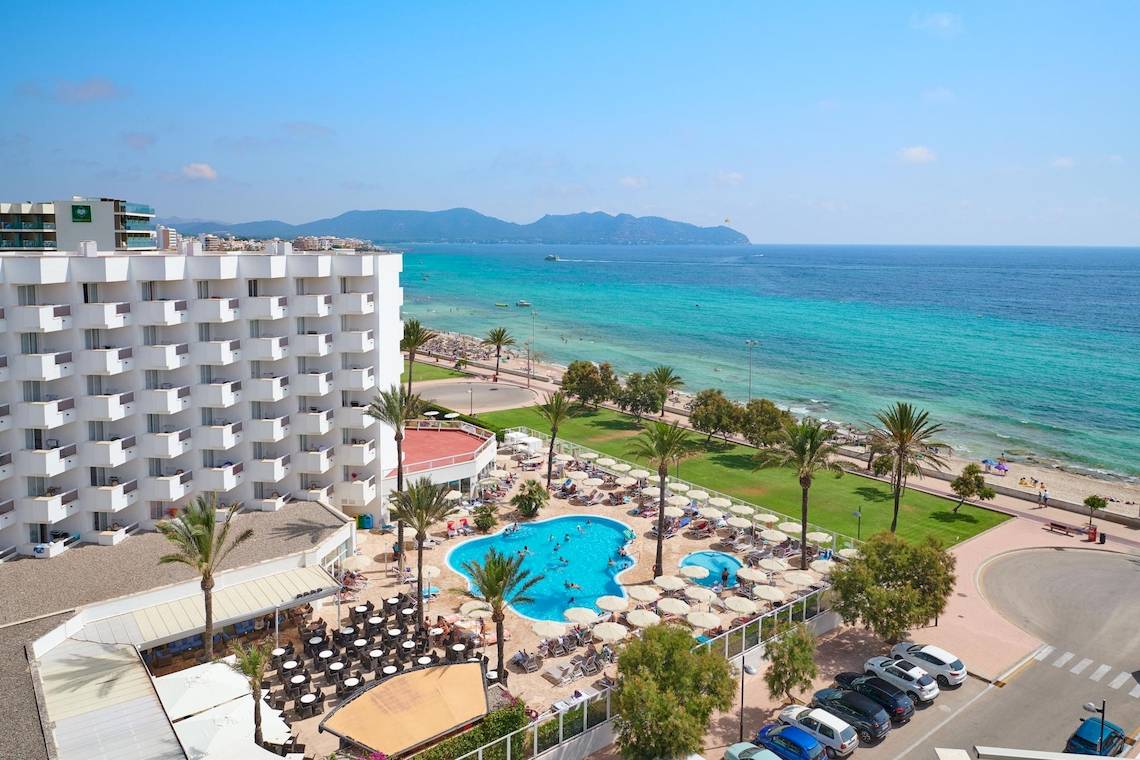 Luftaufnahme des Hipotels Flamenco Hotel mit Blick auf das Meer, Strand und Swimmingpools.