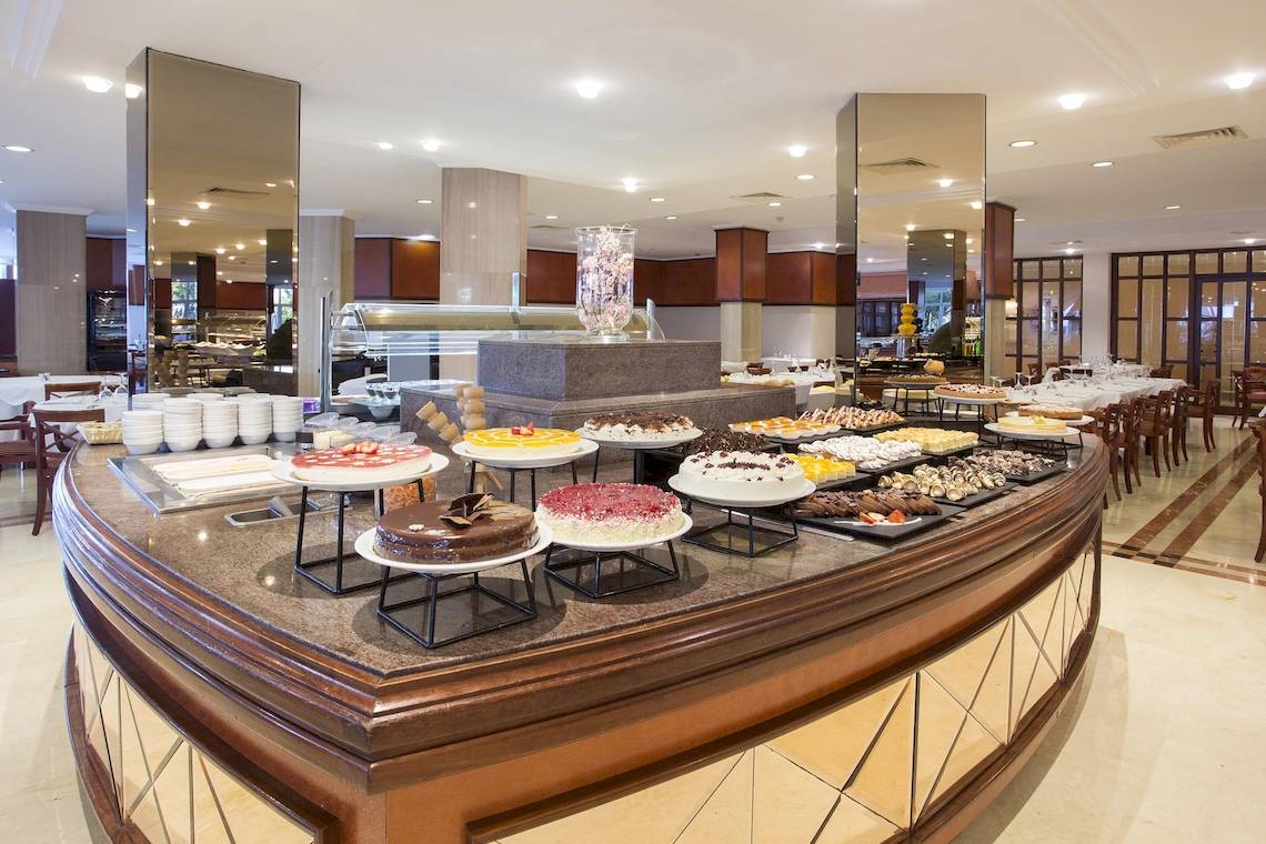 Buffettisch im Hipotels Flamenco Hotel mit verschiedenen Kuchen und Desserts.