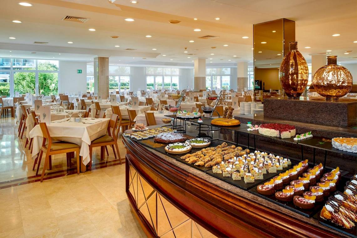 Buffet mit verschiedenen Desserts im Hipotels Flamenco Hotelrestaurant.